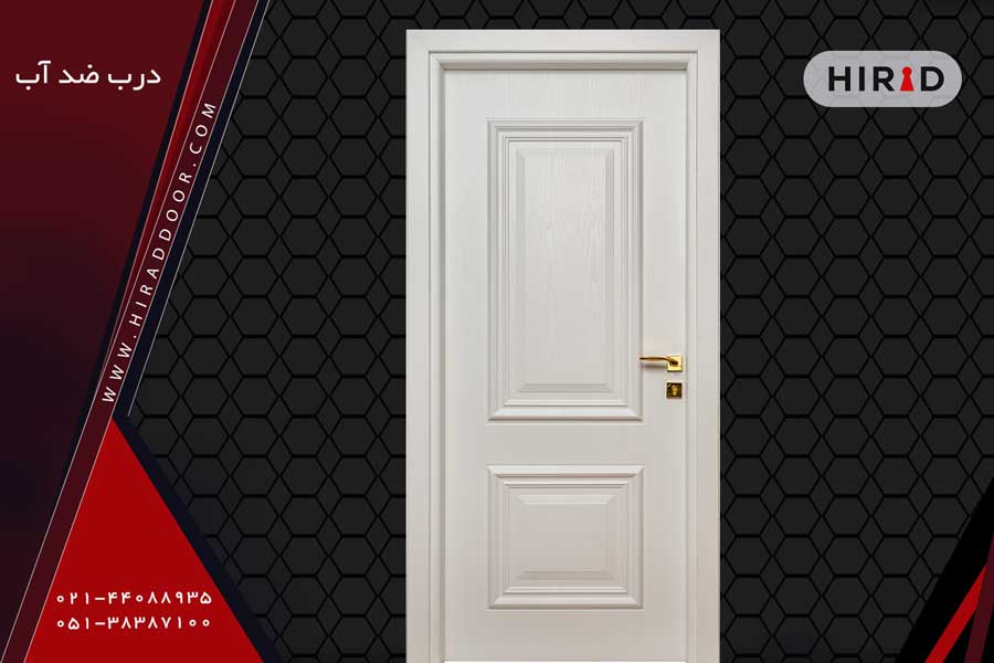 درب اتاق و سرویس سفید رنگ، دارای دو قاب، یک قاب مستطیل در بالا و یک قاب مربعی در پاییندارای قفل و دستگیره مربعی طلایی رنگ